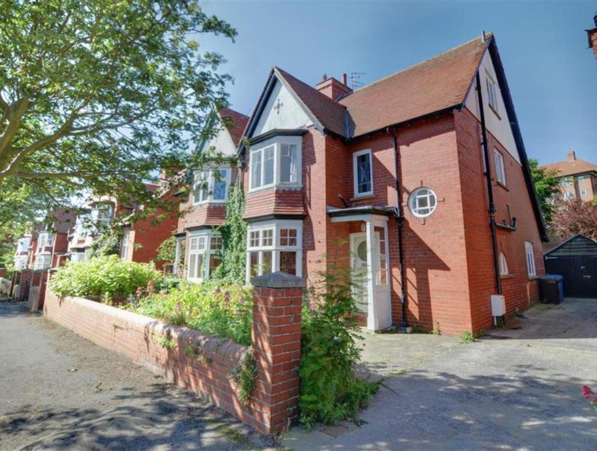 Large 5 Bed House In Scarborough Near The Beach, Large Garden & Hot Tub 외부 사진