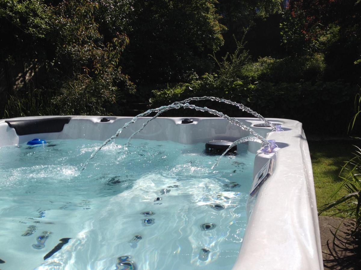 Large 5 Bed House In Scarborough Near The Beach, Large Garden & Hot Tub 외부 사진