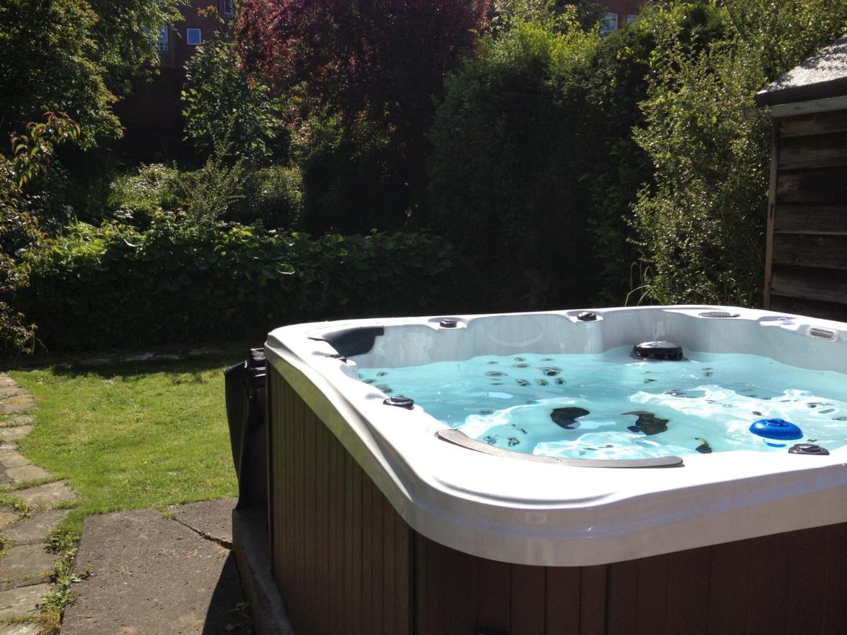 Large 5 Bed House In Scarborough Near The Beach, Large Garden & Hot Tub 외부 사진