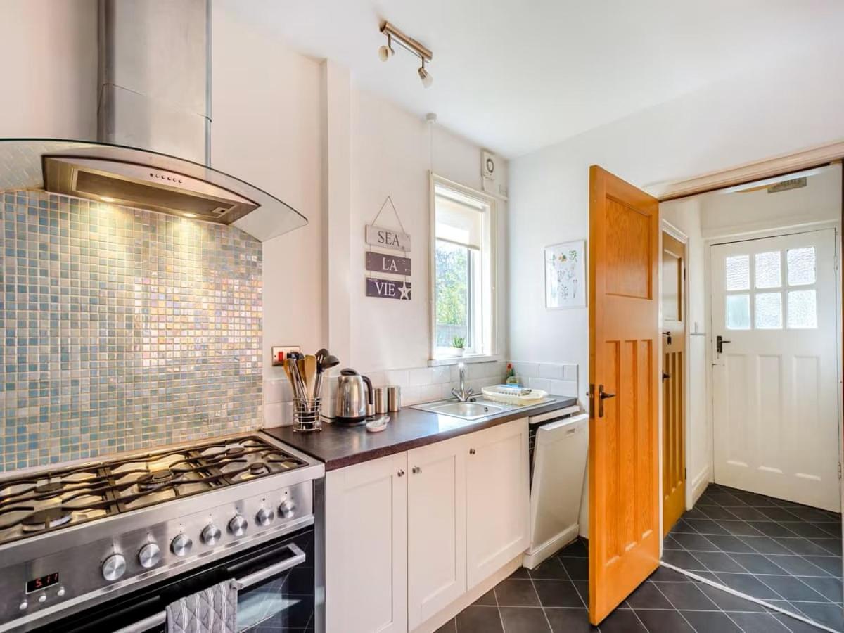 Large 5 Bed House In Scarborough Near The Beach, Large Garden & Hot Tub 외부 사진