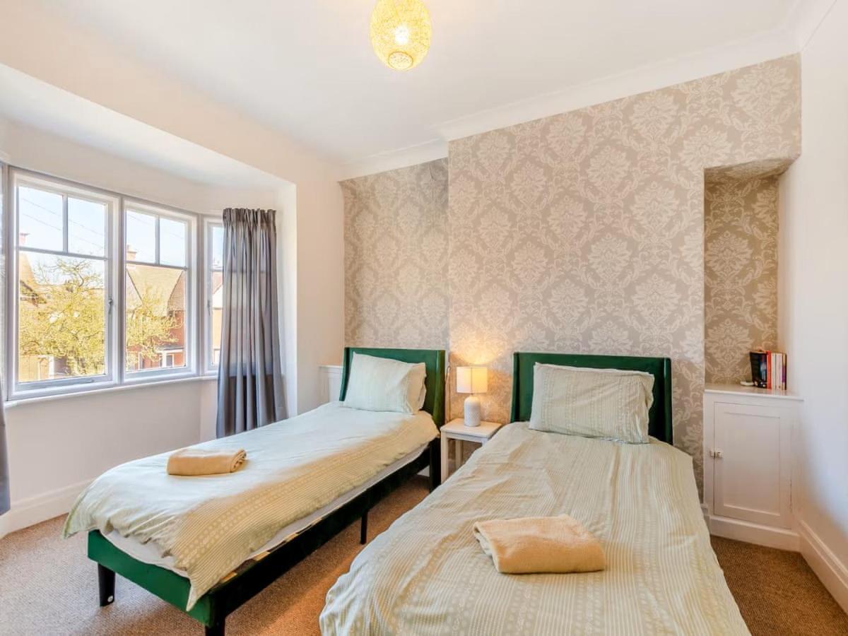 Large 5 Bed House In Scarborough Near The Beach, Large Garden & Hot Tub 외부 사진